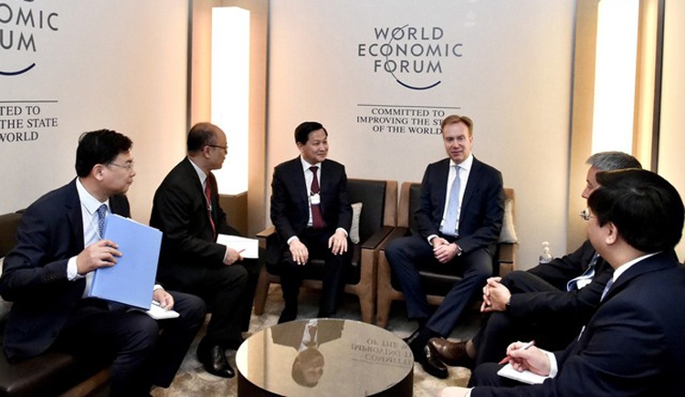 Vietnam promotes development agenda on sidelines of WEF 52